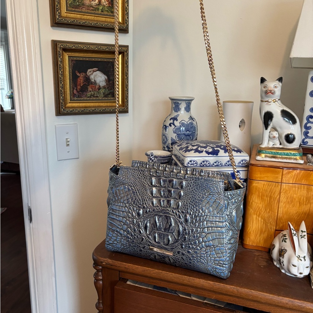 BRAHMIN HILLARY Serenity Blue
Crocodile-Embossed Women's Bag
Gold chain strap
